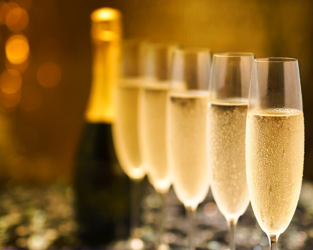 5 verres de champagnes et une bouteilles au restaurant les serres d'hivers à Beronsart