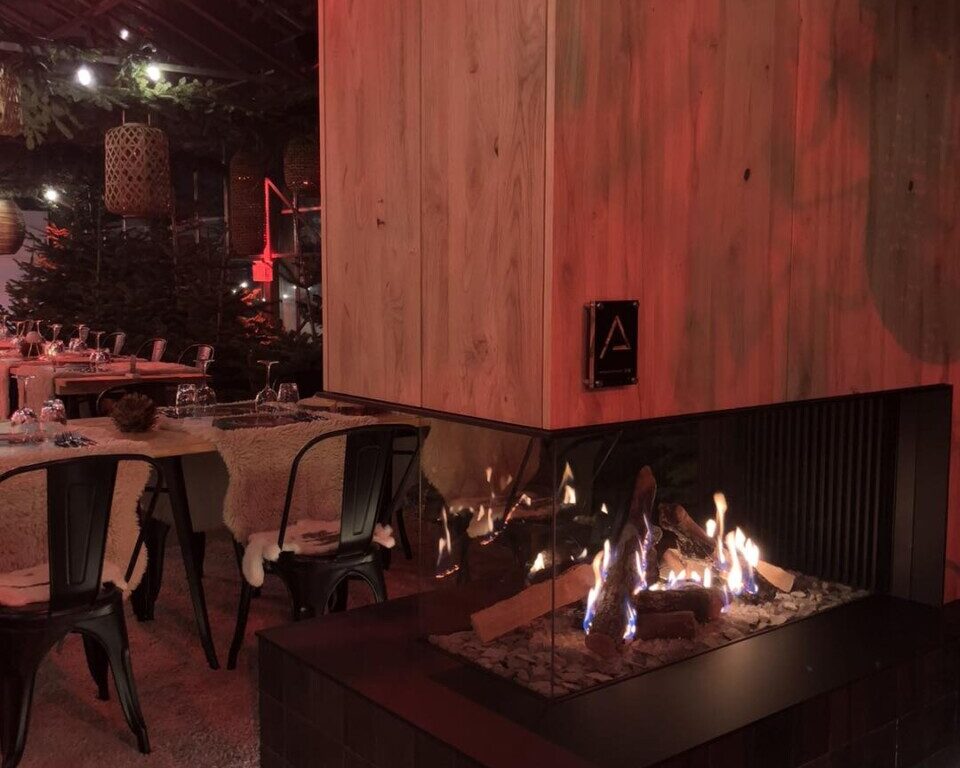 Le feu et la décoration du Restaurant ephemere les serres d'hiver à Namur